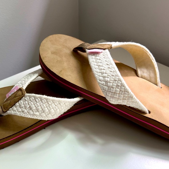 Vinyard Vines Women’s Flip Flops - Picture 1 of 7